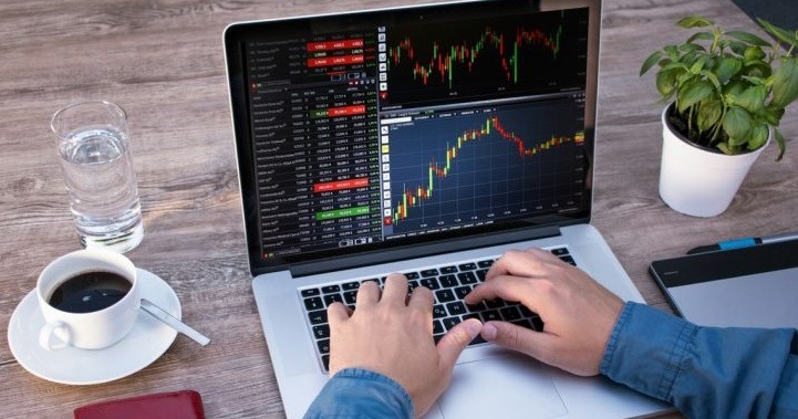 CFD's zijn complexe instrumenten en brengen vanwege het hefboomeffect een hoog risico met zich mee van snel oplopende verliezen. Zo'n 74 tot 89% van de retailbeleggers lijdt verlies op de handel in CFD's. Je moet overwegen of jij dit hoge risico op verlies wel kunt permitteren.